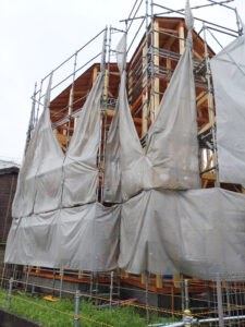 台風準備の新築現場