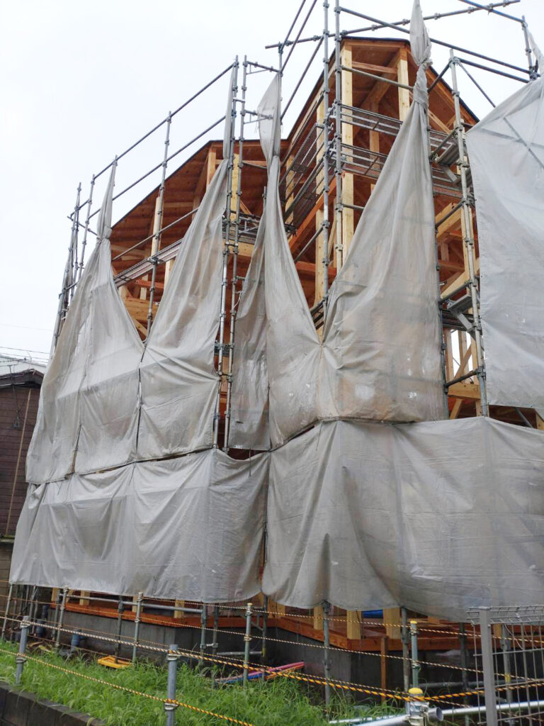 台風準備の新築現場